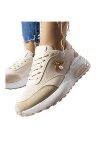 Inna Beżowo-białe sneakersy z ozdobną nitką Acciano beżowy. Okazja: na co dzień. Nosek buta: okrągły. Kolor: beżowy. Obcas: na obcasie. Wysokość obcasa: średni #1
