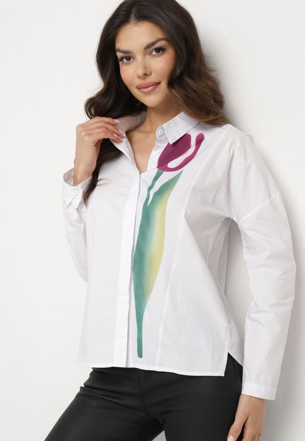 Born2be - Biała Koszula z Nadrukiem Tulipana z Bawełny Aelirava. Okazja: na co dzień. Kolor: biały. Materiał: bawełna. Wzór: nadruk. Styl: boho, klasyczny, casual