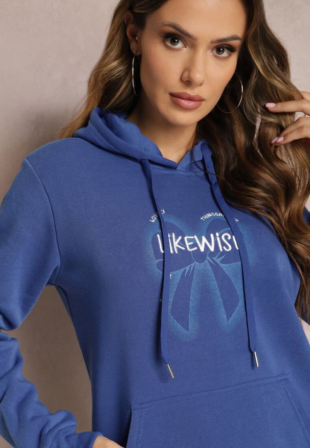Renee - Niebieska Bluza Wykończona Polarem z Nadrukiem i Kapturem Nimba. Kolor: niebieski. Materiał: polar. Wzór: nadruk