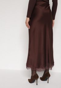 Born2be - Brązowa Satynowa Spódnica z Koronkowym Zdobieniem Silfera. Okazja: na co dzień, na spotkanie biznesowe. Kolor: brązowy. Materiał: satyna, koronka. Wzór: aplikacja. Styl: biznesowy, klasyczny, casual #2
