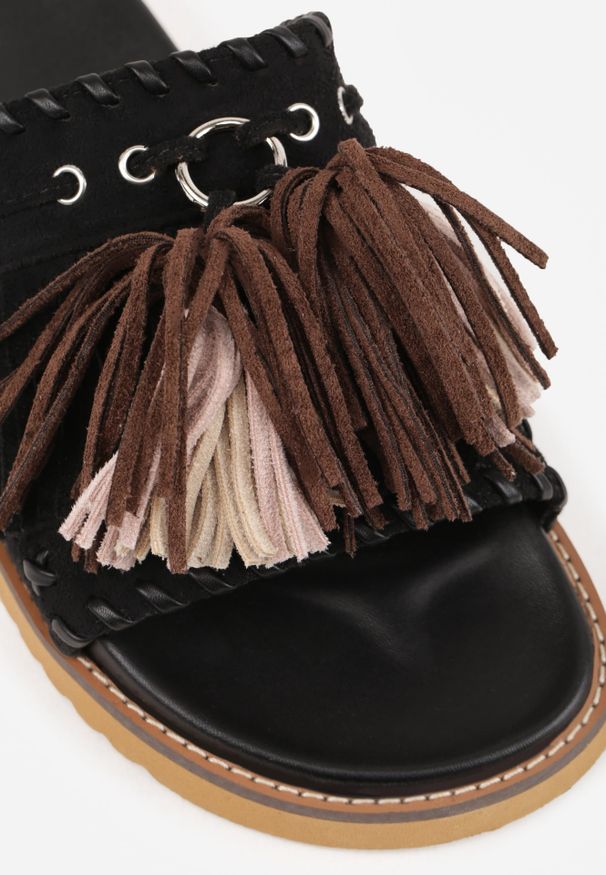 Renee - Czarne Klapki VICES na Płaskiej Podeszwie w Stylu Boho z Frędzlami Averathla. Okazja: na co dzień. Kolor: czarny. Materiał: denim, len. Wzór: aplikacja. Sezon: lato. Obcas: na płaskiej podeszwie. Styl: boho