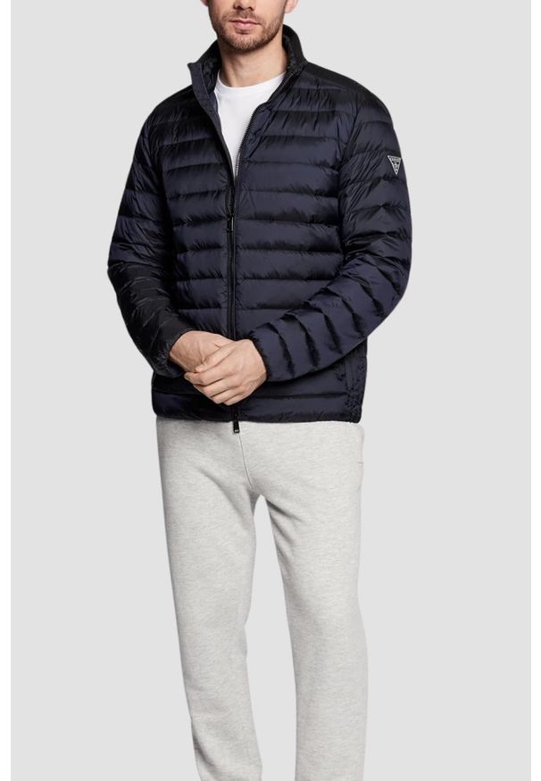 Guess - GUESS Granatowa kurtka męska Light Packable Realdown JKT. Kolor: niebieski. Materiał: poliamid, puch. Styl: elegancki