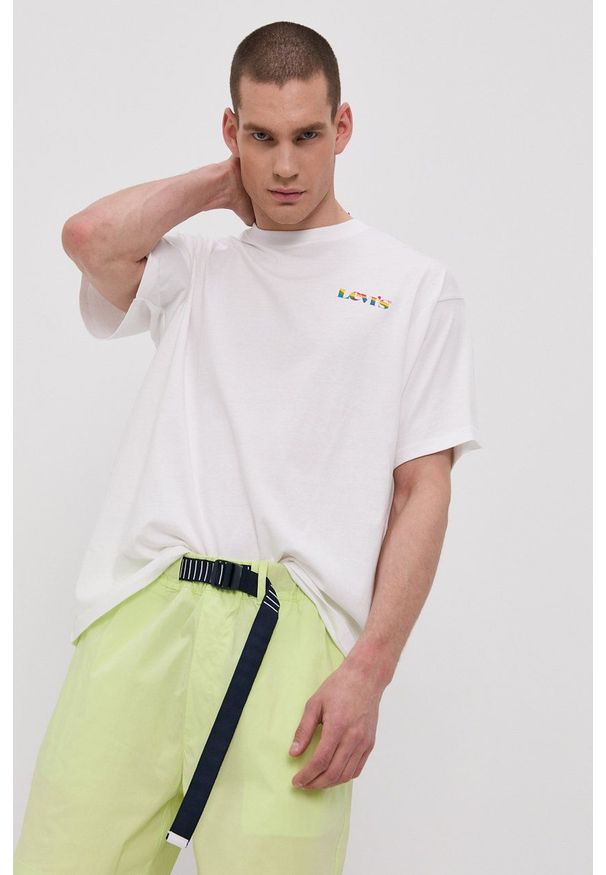 Levi's® - Levi's - T-shirt PRIDE. Okazja: na co dzień, na spotkanie biznesowe. Kolor: biały. Materiał: dzianina. Wzór: nadruk. Styl: biznesowy, casual