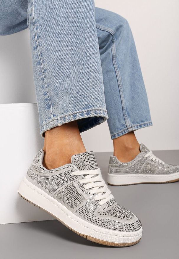 Renee - Szare Sneakersy na Płaskiej Podeszwie Wykończone Cyrkoniami Vlisina. Okazja: na co dzień. Nosek buta: okrągły. Kolor: szary. Materiał: jeans. Obcas: na płaskiej podeszwie