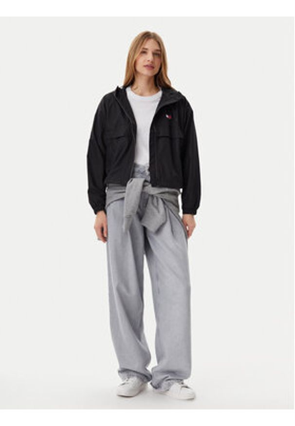Tommy Jeans Wiatrówka Essential DW0DW20672 Czarny Relaxed Fit. Kolor: czarny. Materiał: syntetyk