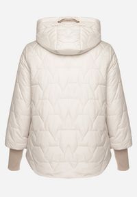 Born2be - Jasnoszara Pikowana Kurtka z Kapturem i Przedłużonym Tyłem Tulunia. Okazja: na spacer. Typ kołnierza: kaptur. Kolekcja: plus size. Kolor: szary. Materiał: jeans. Wzór: aplikacja. Styl: elegancki