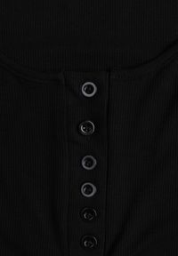 Renee - Czarny Bawełniany Tank Top w Prążki z Ozdobnymi Guziczkami Bernissa. Okazja: na co dzień, na imprezę. Kolor: czarny. Materiał: bawełna. Wzór: prążki. Styl: casual #6