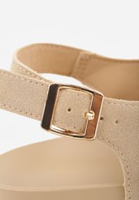 Born2be - Beżowe Sandały w Typie Japonek z Imitacji Zamszu ze Sprzączką Arieslyn. Okazja: na co dzień. Zapięcie: sprzączka. Kolor: beżowy. Materiał: zamsz. Styl: casual #7