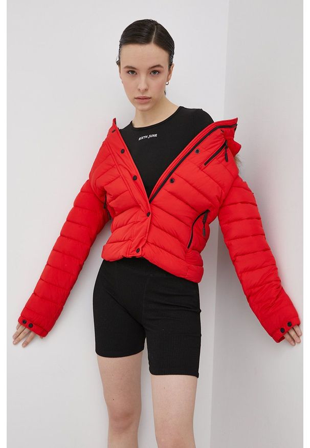Superdry Kurtka kolor czerwony przejściowa. Kolor: czerwony. Materiał: materiał