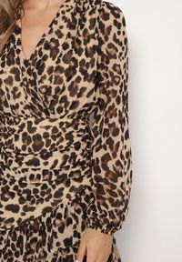 Born2be - Ciemnobeżowa Panterkowa Sukienka z Dekoltem w Serek Zdobiona Drapowaniem i Falbankami Melobria. Okazja: na co dzień. Typ kołnierza: dekolt w serek, kołnierz z falbankami. Kolor: beżowy. Wzór: aplikacja. Typ sukienki: dopasowane. Styl: klasyczny, casual, elegancki #2