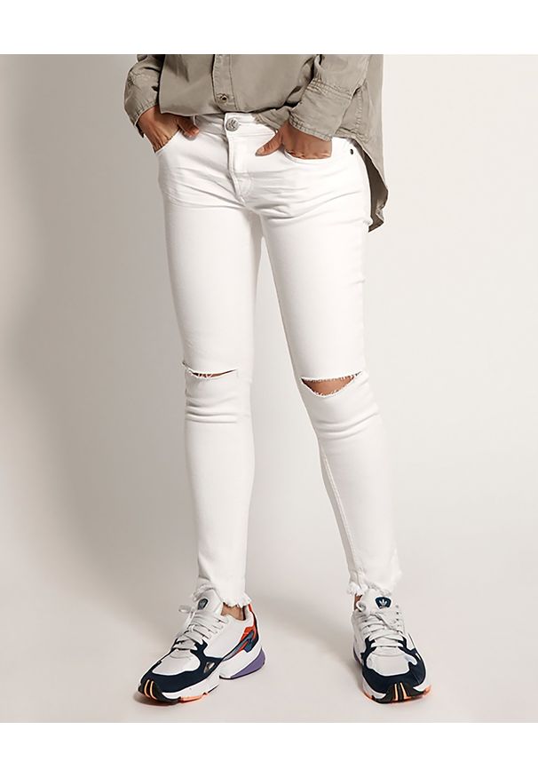 ONETEASPOON - Białe jeansy Freebirds II. Kolor: biały. Wzór: aplikacja, kolorowy. Sezon: lato