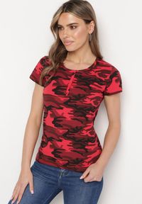 Born2be - Czerwony Bawełniany T-shirt w Moro Navaria. Okazja: na co dzień. Kolor: czerwony. Materiał: bawełna. Wzór: moro. Styl: casual, militarny #3
