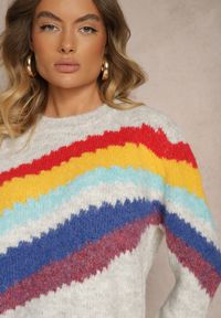 Renee - Jasnoszary Sweter Ozdobiony Ukośnymi Paskami Zenstina. Okazja: na co dzień. Kolor: szary. Materiał: jeans. Wzór: aplikacja. Styl: casual #5