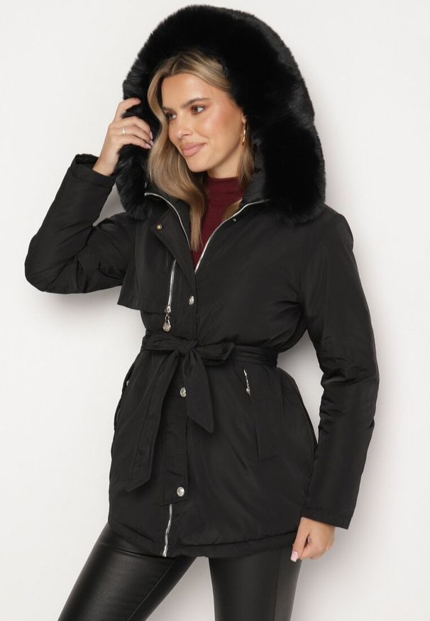Born2be - Czarna Kurtka z Odpinanym Futerkiem przy Kapturze z Paskiem w Talii Amintinnia. Okazja: na spacer, na co dzień. Kolor: czarny. Materiał: futro. Długość rękawa: długi rękaw. Długość: długie. Styl: klasyczny, casual, elegancki