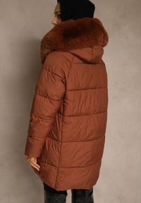 Renee - Brązowa Pudełkowa Kurtka Pikowana Ozdobiona Odpinanym Futerkiem i Suwakiem Hedizelle. Okazja: na co dzień, na spacer. Kolor: brązowy. Materiał: futro. Wzór: aplikacja. Sezon: zima. Styl: casual, elegancki #5