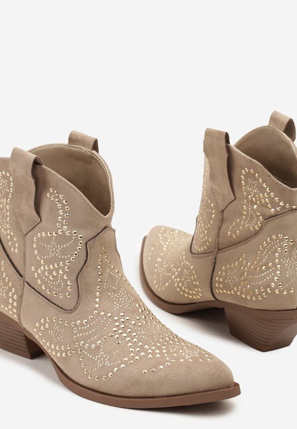 Renee - Ciemnobeżowe Krótkie Botki Typu Kowboki z Cyrkoniowym Zdobieniem Lalare. Okazja: na co dzień. Kolor: beżowy. Materiał: jeans, skóra. Wzór: aplikacja. Obcas: na obcasie. Styl: casual. Wysokość obcasa: niski