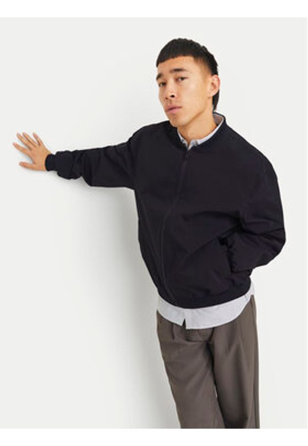 Jack & Jones Kurtka bomber Echarge 12268608 Czarny Regular Fit. Kolor: czarny. Materiał: syntetyk