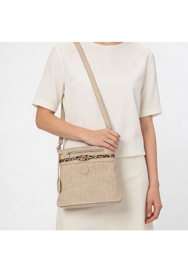 Torebka damska Rieker, z tekstylnego materiału o plecionej strukturze z regulowanym paskiem na ramię praktyczną kieszenią z przodu i lekką wygodną fo. Kolor: beżowy. Wzór: motyw zwierzęcy. Sezon: lato. Materiał: skórzane. Styl: casual, elegancki, wakacyjny. Rodzaj torebki: na ramię