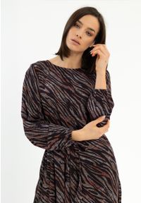 Volcano - Wiskozowa sukienka G-MAIZE. Okazja: na spotkanie biznesowe. Materiał: wiskoza. Wzór: nadruk. Styl: wizytowy, klasyczny, biznesowy. Długość: midi #1