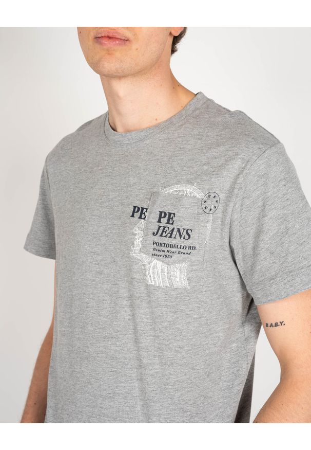 Pepe Jeans T-shirt "Sergio" | PM508023 | Sergio | Mężczyzna | Szary. Okazja: na co dzień. Kolor: szary. Materiał: bawełna, wiskoza. Wzór: aplikacja, nadruk. Styl: casual
