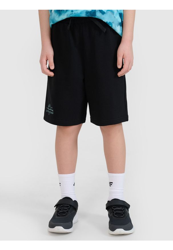 4f - 4F Spodenki dresowe chłopięce - czarne 134 (8-9 lat). Okazja: na co dzień. Kolor: czarny. Materiał: dresówka. Długość: krótkie. Wzór: gładki, napisy, ze splotem. Sezon: lato. Styl: casual, elegancki, sportowy