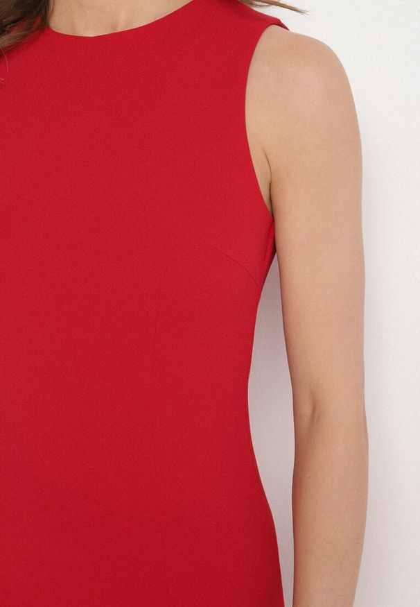 Born2be - Czerwona Ołówkowa Sukienka Bez Rękawów z Wiskozą Nelazira. Okazja: na co dzień. Kolor: czerwony. Materiał: wiskoza. Długość rękawa: bez rękawów. Typ sukienki: ołówkowe. Styl: casual, elegancki, klasyczny