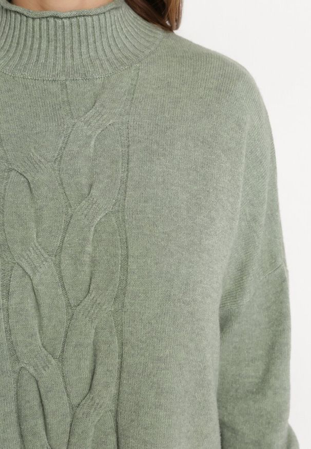 Born2be - Jasnozielony Oversizowy Sweter Golf z Wiskozą i Ozdobnym Splotem z Przodu Goyanes. Typ kołnierza: golf. Kolor: zielony. Materiał: wiskoza. Wzór: ze splotem. Sezon: zima