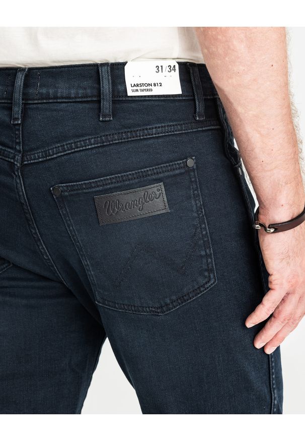 Wrangler - WRANGLER MĘSKIE SPODNIE JEANSOWE WRANGLER LARSTON CLOUDY SKIES 112350840. Okazja: na co dzień. Stan: obniżony. Długość: długie. Styl: młodzieżowy, klasyczny, casual