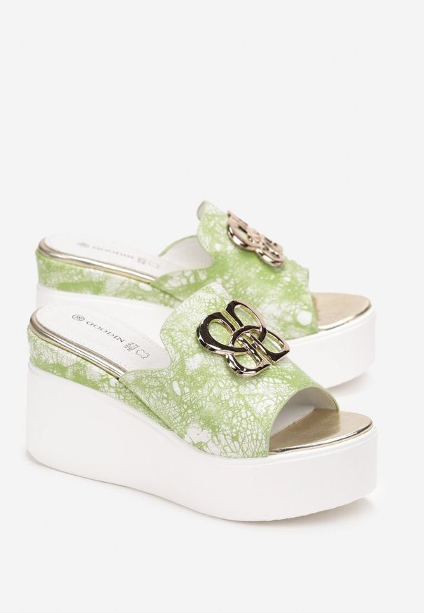 Renee - Zielone Klapki na Koturnie z Ozdobną Klamrą i Skórzaną Wkładką Mellins. Kolor: zielony. Materiał: skóra. Obcas: na koturnie