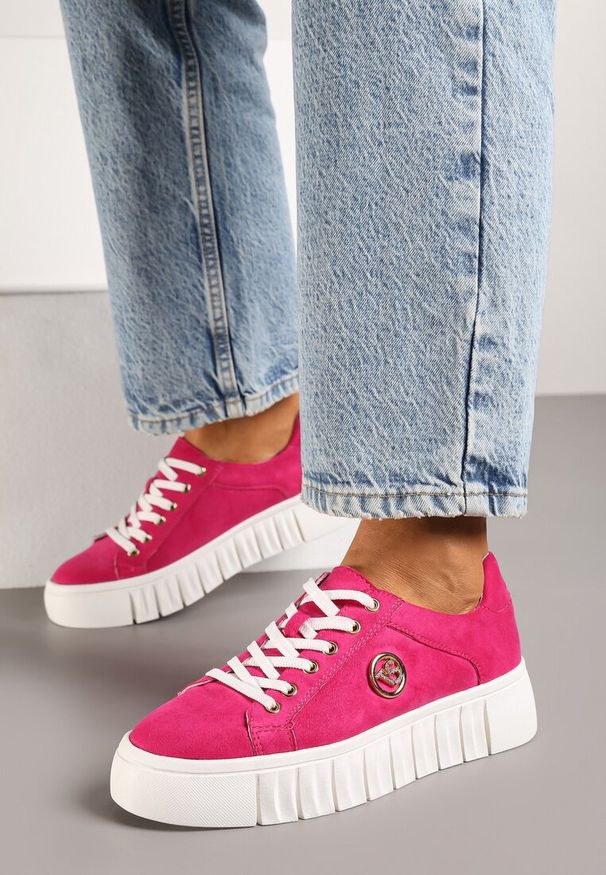 Renee - Fuksjowe Sznurowane Sneakersy Vices na Platformie z Tłoczeniem i Metaliczną Aplikacją Lavfedi. Okazja: na co dzień. Zapięcie: sznurówki. Kolor: różowy. Materiał: jeans. Wzór: aplikacja. Obcas: na platformie