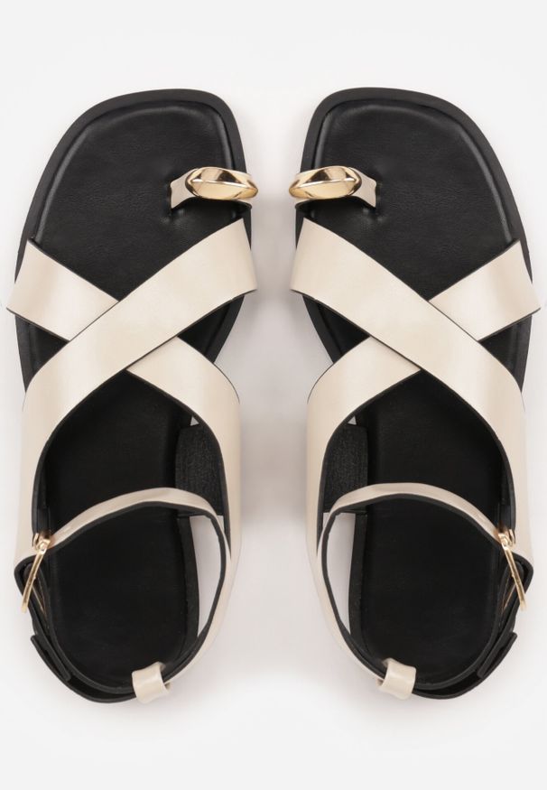 Born2be - Beżowe Sandały Typu Japonki z Metaliczną Ozdobą Meledra. Okazja: na co dzień. Zapięcie: sprzączka. Kolor: beżowy. Materiał: jeans. Wzór: aplikacja. Sezon: lato. Styl: casual, elegancki, klasyczny