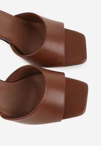 Renee - Brązowe Klapki na Szpilce Ozdobione Kwadratowym Noskiem Eudanassa. Okazja: na co dzień. Kolor: brązowy. Materiał: jeans. Wzór: aplikacja. Sezon: lato. Obcas: na szpilce. Styl: casual #6