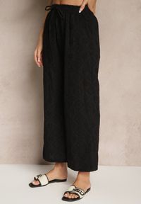 Renee - Czarne Spodnie High Waist z Bawełnianej Tkaniny Zdobionej Haftem Mevirona. Okazja: na co dzień. Stan: podwyższony. Kolor: czarny. Materiał: bawełna, tkanina. Wzór: haft, aplikacja. Styl: casual, elegancki