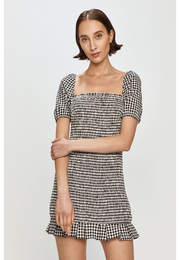 Guess - Sukienka. Kolor: czarny. Materiał: materiał. Długość rękawa: krótki rękaw. Typ sukienki: dopasowane