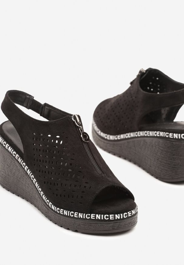 Born2be - Czarne Ażurowe Sandały na Koturnie z Suwakiem Adivine. Okazja: na co dzień. Nosek buta: otwarty. Zapięcie: zamek. Kolor: czarny. Materiał: jeans, koronka. Wzór: ażurowy. Obcas: na koturnie. Styl: elegancki, casual, wizytowy