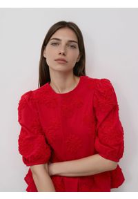 Reserved - Bluzka z ozdobnym haftem - czerwony. Kolor: czerwony. Materiał: bawełna, tkanina. Wzór: haft #1