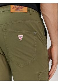 Guess Spodnie materiałowe New Kombat M4RB17 WFYSA Khaki Slim Fit. Kolor: brązowy. Materiał: bawełna #4