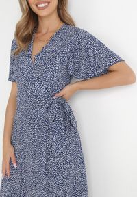 Born2be - Granatowa Sukienka Theminophe. Okazja: na co dzień. Kolor: niebieski. Materiał: wiskoza, materiał, tkanina. Wzór: kropki. Typ sukienki: rozkloszowane, kopertowe, proste. Styl: casual. Długość: maxi #4