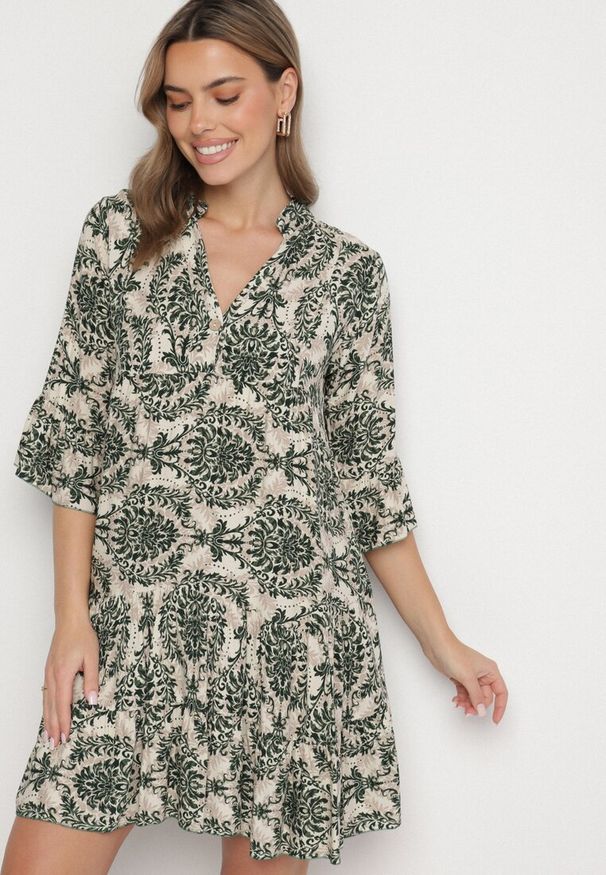 Born2be - Ciemnozielona Rozkloszowana Sukienka z Bawełny z Falbanami w Ornamentalny Wzór Lanoreth. Okazja: na spacer, na co dzień. Typ kołnierza: dekolt w serek. Kolor: zielony. Materiał: bawełna. Typ sukienki: proste, rozkloszowane. Styl: casual, klasyczny