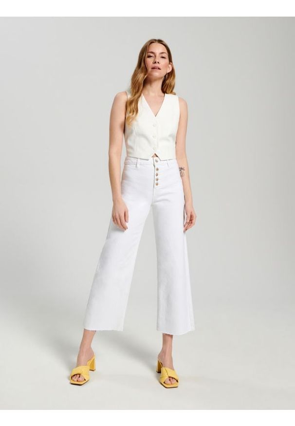 Sinsay - Jeansy cropped high waist - kremowy. Stan: podwyższony. Kolor: kremowy. Długość: krótkie