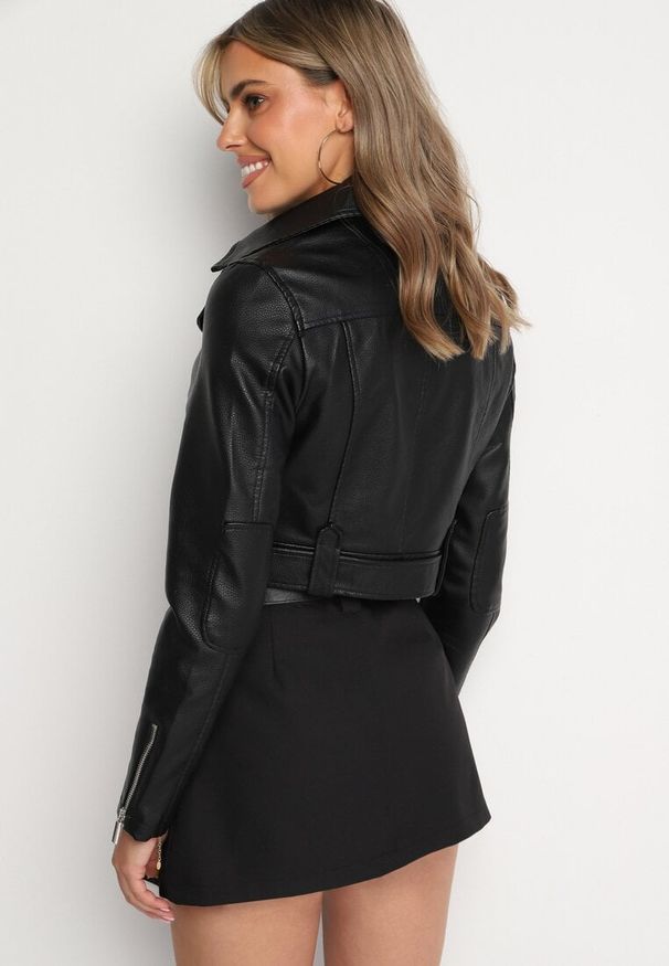 Born2be - Czarna Krótka Kurtka Ramoneska z Paskiem Ozdobionym Klamrą Mavine. Okazja: na co dzień. Kolor: czarny. Materiał: jeans. Długość rękawa: długi rękaw. Długość: krótkie. Wzór: aplikacja. Styl: casual, elegancki, rockowy