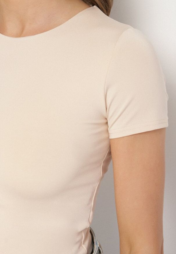 Born2be - Jasnobeżowy T-shirt Krótki z Wiskozą Eframera. Okazja: na co dzień. Kolor: beżowy. Materiał: wiskoza. Długość: krótkie. Styl: casual, sportowy