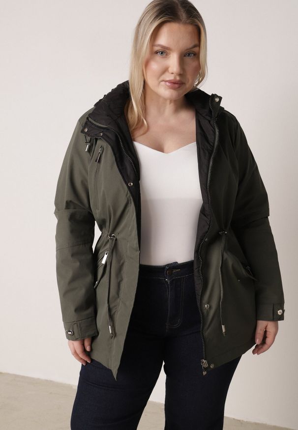 Born2be - Zielono-Czarna Dwustronna Kurtka Przejściowa w Stylu Parki z Kapturem Tidala. Okazja: na co dzień. Typ kołnierza: kaptur. Kolekcja: plus size. Kolor: zielony. Materiał: poliester, jeans, materiał. Wzór: aplikacja. Styl: casual, klasyczny