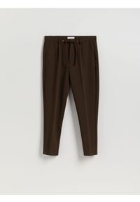 Reserved - Spodnie chino slim z kantem - brązowy. Kolor: brązowy. Materiał: bawełna, dzianina