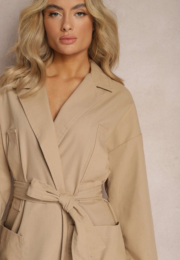 Renee - Beżowy Płaszcz z Wiązanym Paskiem Oversize Terethia. Kolor: beżowy. Materiał: materiał. Wzór: aplikacja