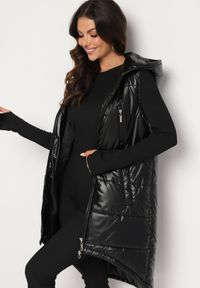 Born2be - Czarna Długa Kamizelka z Kapturem Ozdobiona Imitacją Kieszeni Mavaria. Typ kołnierza: kaptur. Kolor: czarny. Materiał: jeans. Długość: długie. Wzór: aplikacja. Sezon: wiosna, jesień. Styl: klasyczny, elegancki, sportowy #3