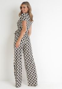 Born2be - Beżowy Długi Kombinezon Kopertowy Wiązany w Pasaie Braya. Kolor: beżowy. Materiał: materiał. Długość: długie. Wzór: geometria, aplikacja #3