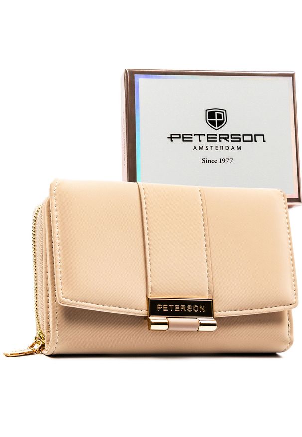 Beżowy portfel damski wykonany ze skóry ekologicznej o lekko prążkowanej fakturze, zamykany zatrzaskiem - Peterson. Kolor: beżowy. Materiał: prążkowany, skóra ekologiczna
