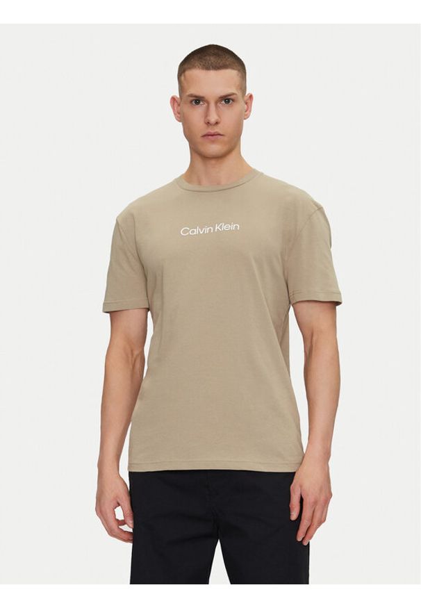 Calvin Klein T-Shirt Hero K10K111346 Beżowy Regular Fit. Kolor: beżowy. Materiał: bawełna