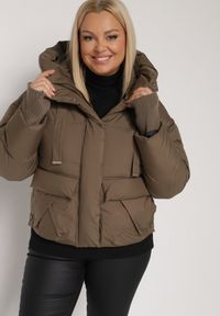 Born2be - Brązowa Pikowana Krótka Kurtka z Nieodpinanym Kapturem i Ozdobnymi Tasiemkami Mevannia. Okazja: na co dzień. Kolor: brązowy. Materiał: jeans. Długość: krótkie. Styl: casual #6